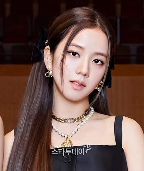 Cô nàng không hổ danh là visual của nhóm BlackPink khi sở hữu nhan sắc cực phẩm. Đặc biệt là đôi môi cong vừa phải vô cùng gợi cảm. Theo chuyên gia thẩm mỹ, Jisoo là một trong những idol có khuôn môi trái tim rõ nét nhất nhì Kpop.