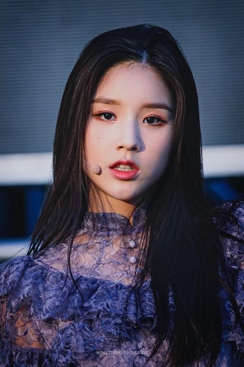 Heejin thì được nhận xét nhìn như phiên bản bé con của Jisoo. Cô nàng cũng sở hữu đôi môi 