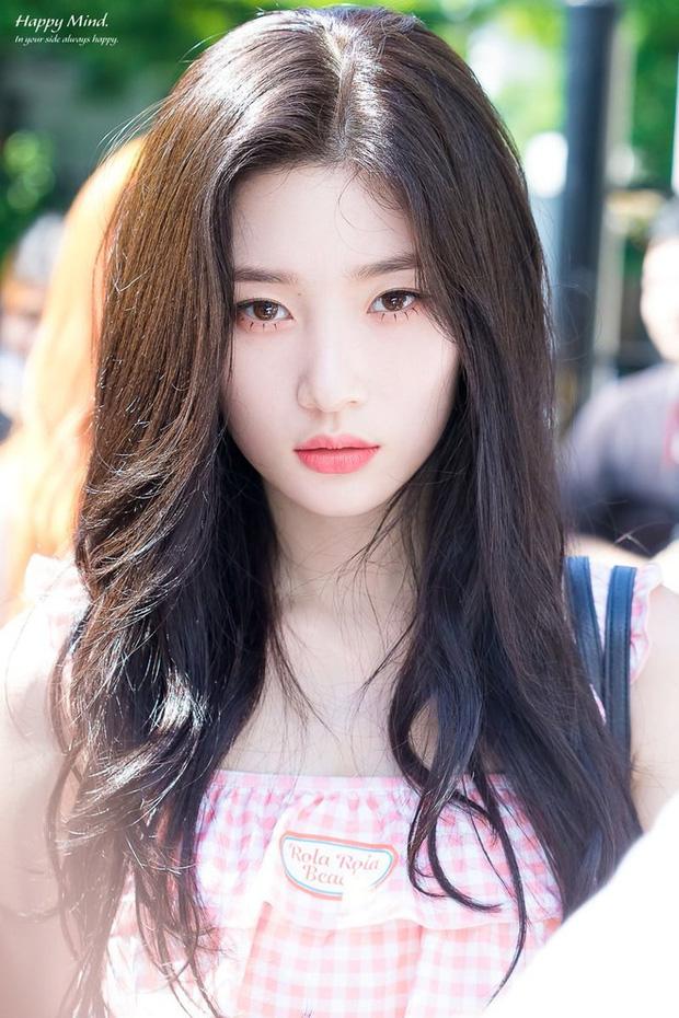 Chaeyeon (DIA) trở thành tâm điểm chú ý mỗi khi xuất hiện với đôi môi mềm mọng, cong vừa phải.