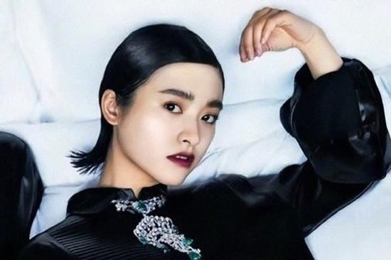 'Mỹ nữ 4.000 năm' Cúc Tịnh Y bị chê khi trang điểm đậm