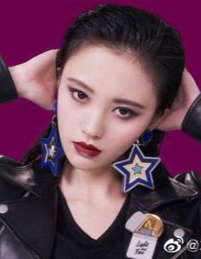 Mỹ nữ 4.000 năm Cúc Tịnh Y bị chê khi trang điểm đậm-1