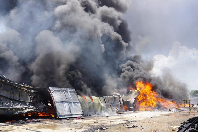 Thanh Hóa: Lửa bao trùm nhà kho hơn 2.000 m2-1