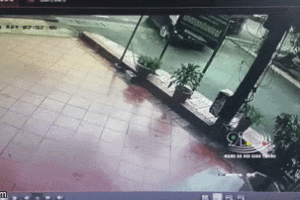 Clip: Thanh niên lái xe máy đâm thẳng vào quán ăn, người phụ nữ ngồi trong chỉ biết câm nín-2