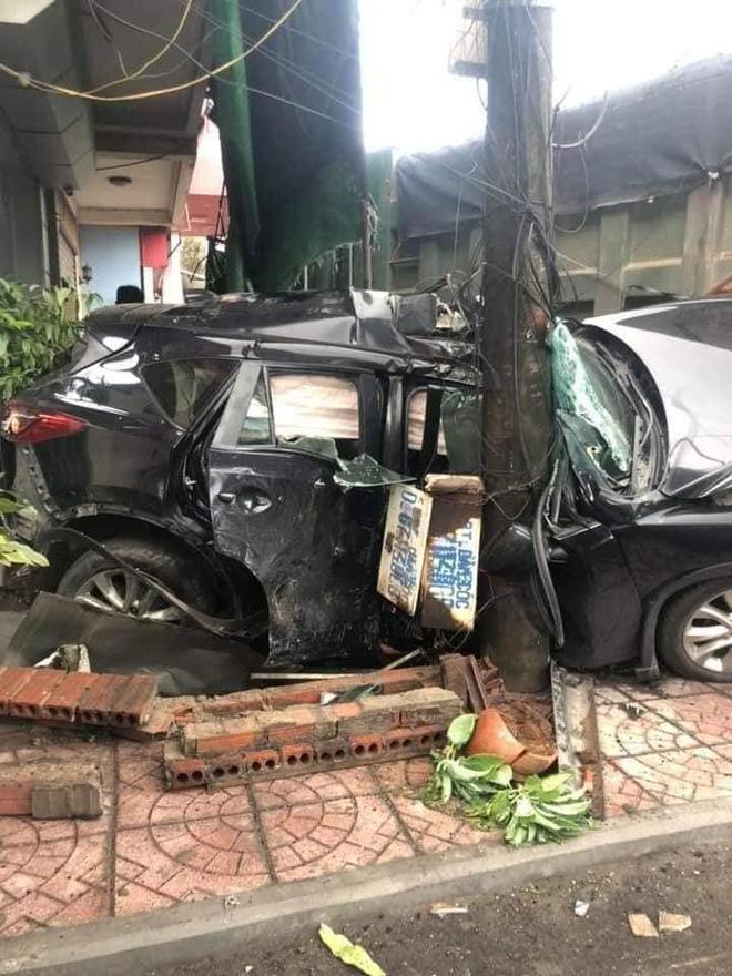 Clip: Vượt ẩu, ô tô con bị xe ben húc vào nhà dân ven đường, nát bét-3