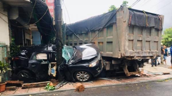 Clip: Vượt ẩu, ô tô con bị xe ben húc vào nhà dân ven đường, nát bét-2