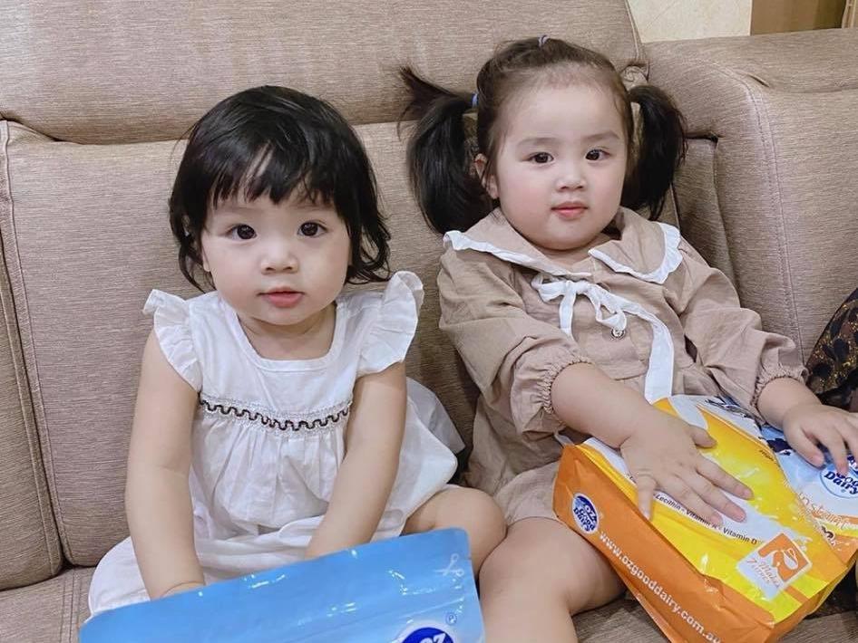 Ở nhà, 2 cô bé được mẹ kèm đọc chữ. "Tuy chưa biết nói nhiều, hai bé đã thuộc 24 chữ cái, nhận biết được mặt chữ, biết tất cả các màu, con vật, đếm số bằng tiếng Anh", bà mẹ trẻ khoe.