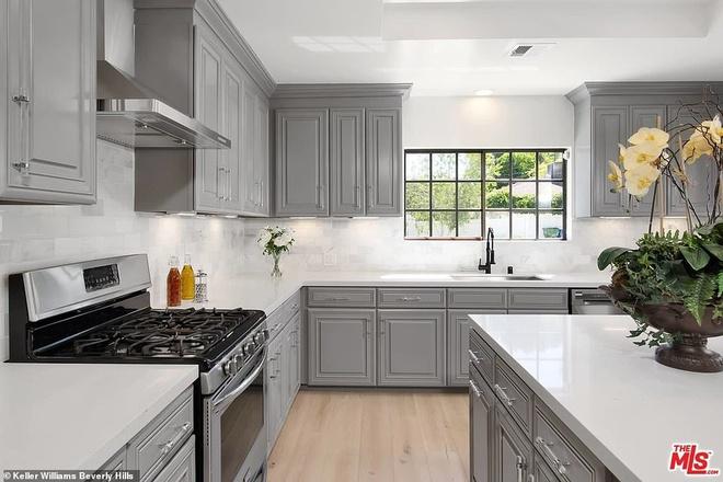 "Alex thiên về sự hiện đại, nam tính còn ngôi sao The Hustlers ưa chuộng phong cách truyền thống. Vì thế, họ chọn căn hộ này - nơi dung hòa được lối kiến trúc hiện đại kết hợp retro giữa một bố cục theo kiểu nhà trung lưu", tờ Variety cho biết.