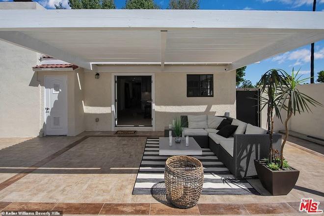 Không gian bên ngoài ngôi nhà của Jennifer Lopez. Ngoài căn hộ này, giọng ca sinh năm 1969 còn sở hữu bất động sản 28 triệu USD ở Bel Air, căn penthouse trị giá 20 triệu USD tại Manhattan và biệt thự sang trọng tại khu Malibu trị giá 6,6 triệu USD.

(Theo Zing)