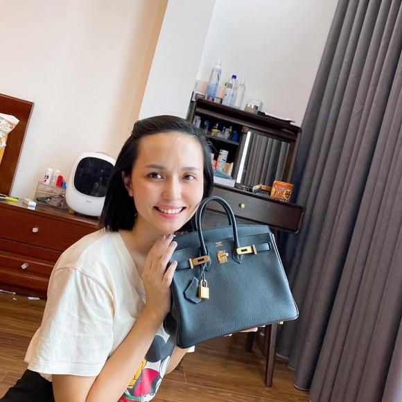 Quỳnh Anh sắm túi Hermes... đựng bỉm, chị gái Huyền Mi cũng rinh túi hiệu nửa tỷ đồng-1