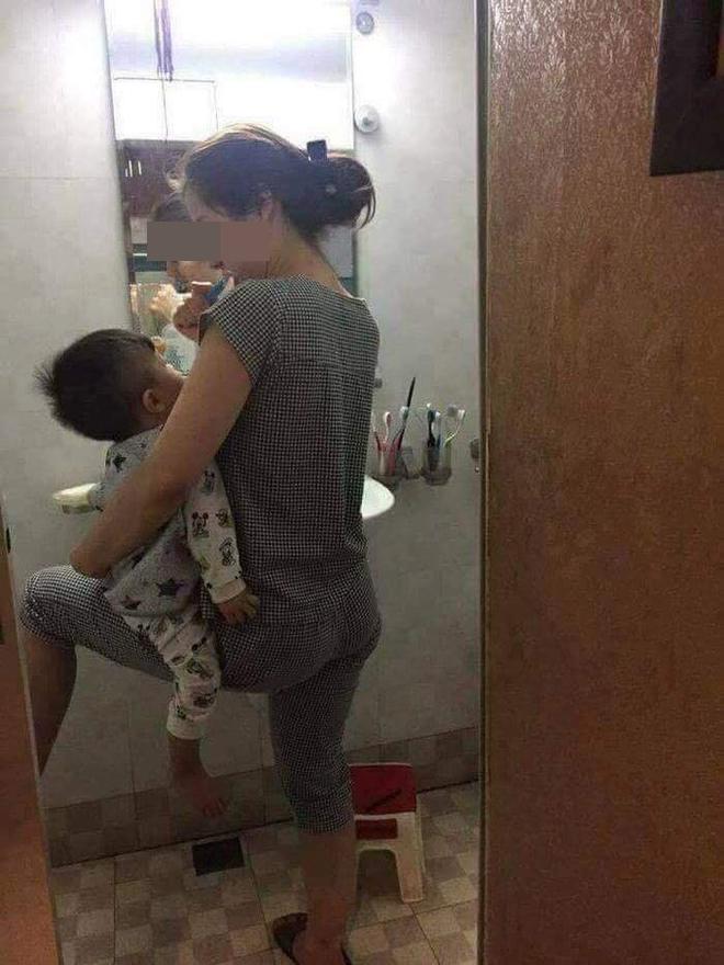 Kiên quyết ngó vào toilet theo dõi mẹ, bức ảnh 3 nhóc tì 3 biểu cảm gây bão MXH-7