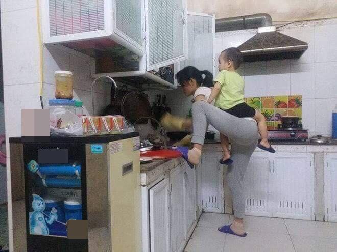 Kiên quyết ngó vào toilet theo dõi mẹ, bức ảnh 3 nhóc tì 3 biểu cảm gây bão MXH-6