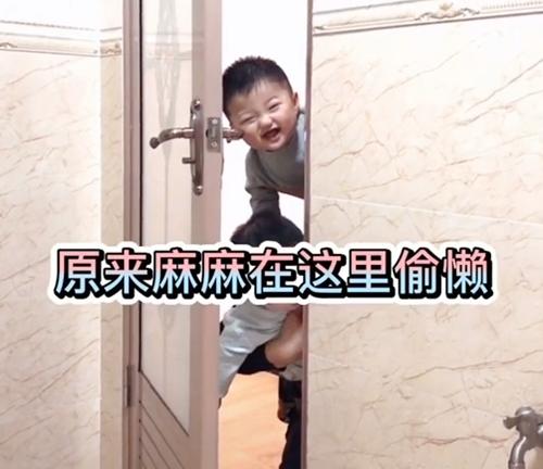 Kiên quyết ngó vào toilet theo dõi mẹ, bức ảnh 3 nhóc tì 3 biểu cảm gây bão MXH-4