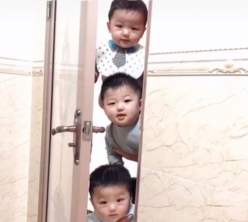 Kiên quyết ngó vào toilet theo dõi mẹ, bức ảnh 3 nhóc tì 3 biểu cảm gây bão MXH-1