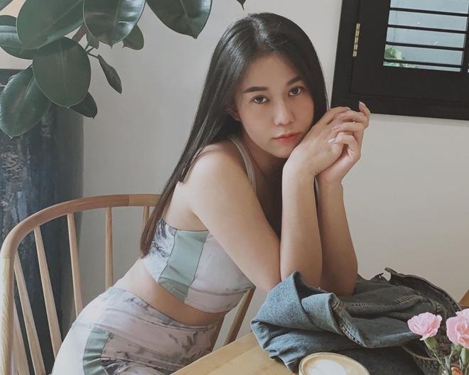 Ngọc Thảo (sinh năm 1990) thường được gọi bằng biệt danh Phở Ngọc Thảo. Cô trở thành gương mặt quen khi tham gia "Thích ăn phở" - series hài từng gây sốt cách đây nhiều năm. 9X là một trong số ít hot girl đời đầu vẫn giữ được độ chú ý. Bên cạnh ngoại hình xinh đẹp, cô còn khiến dân mạng quan tâm bởi những câu chuyện tình cảm với toàn hot boy, rich kid.