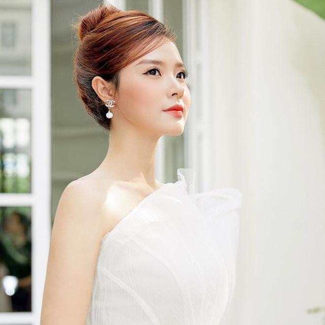 Năm 2013, hot girl Midu lần đầu công khai mối quan hệ tình cảm với thiếu gia Phan Thành. Một năm sau, hai người bí mật đính hôn. Nhưng đến 2015, chuyện tình giữa người đẹp và đại gia đổ vỡ khi Phan Thành ngoại tình. Midu mạnh mẽ quay trở lại hoạt động nghệ thuật, đồng thời trở thành giảng viên của ĐH Hutech, lấn sân kinh doanh.