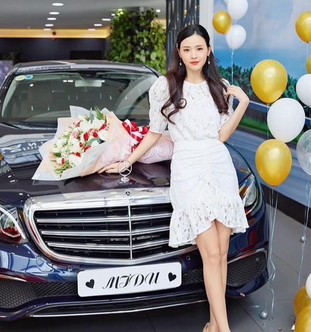 Ở tuổi 31, Midu được nhận xét ngày càng mặn mà. Không chỉ đẹp, cô còn được ngưỡng mộ bởi là hot girl có hình tượng cá nhân "sạch", trình độ học vấn cao. Midu là cựu sinh viên Đại học Kiến trúc TP.HCM, sau đó giảng dạy ngành Thiết kế Thời trang tại Đại học Công nghệ TP.HCM từ tháng 5/2017.