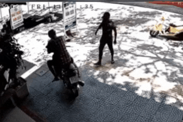 Người đàn ông mù đi ăn xin ở Nghệ An nghi bị vợ hờ đánh đập, bầm tím khắp người-3