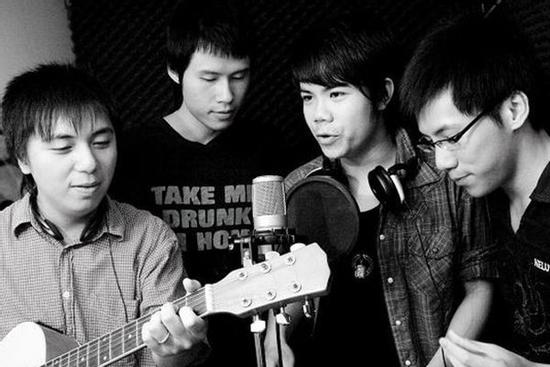 Nhóm M4U cùng Thùy Chi tạo hit 'Xe đạp' giờ ở đâu?