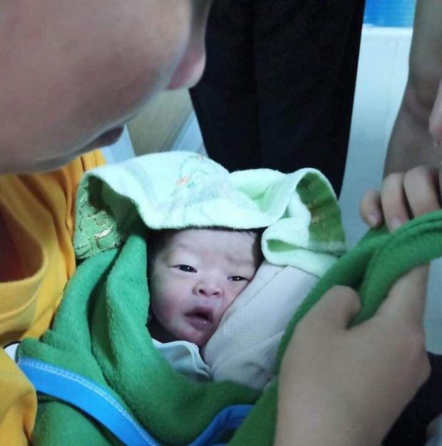 Bé sơ sinh còn nguyên dây rốn bị bỏ rơi trên ghế đá ở TP.HCM-2