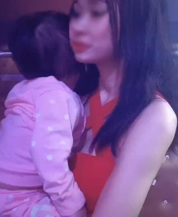 Đi bar đu đưa còn mang theo con nhỏ, bà mẹ trẻ bị chỉ trích gay gắt-1
