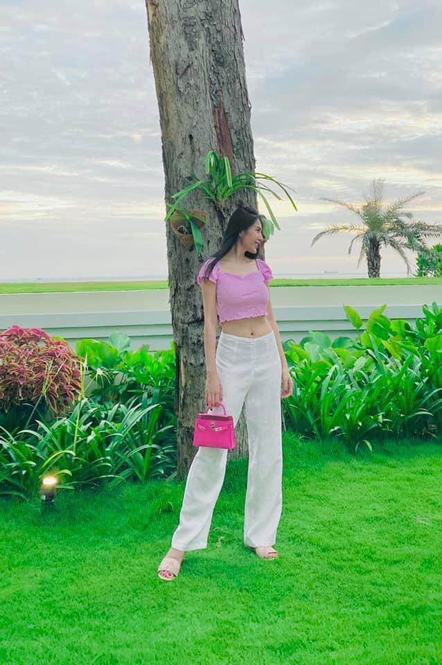 Giữa tin đồn mang bầu lần 2, Thủy Tiên khoe eo phẳng lì nhưng đôi chân lại dài quá lố-4