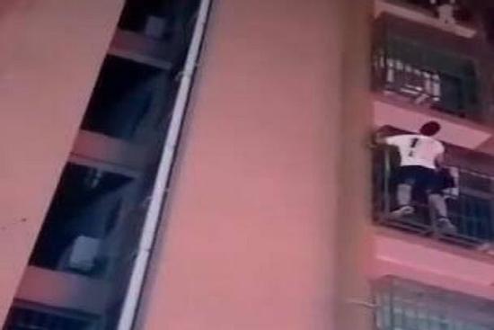 Anh hùng cũng sợ độ cao: Chưa cứu người đỏ như vang, cứu được rồi vàng như nghệ
