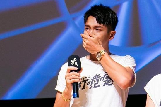Kha Chấn Đông bật khóc ngày trở lại sau scandal sử dụng ma túy