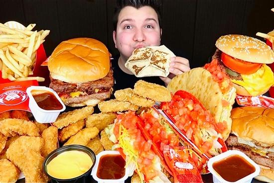 Trào lưu mukbang khiến người quay béo phì, qua đời vì bệnh tật