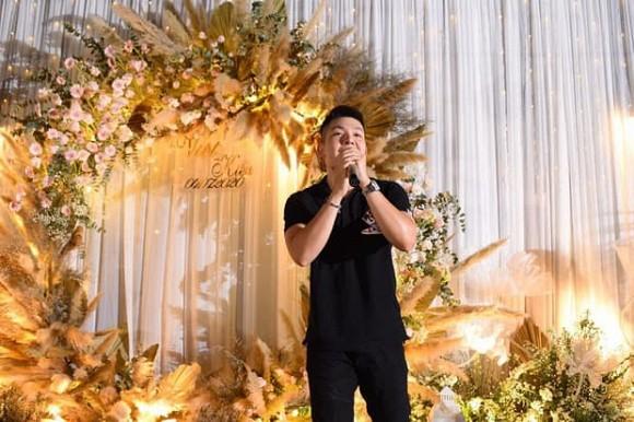 Đi đám cưới, Khởi My diện đồ giản dị trong khi Kelvin Khánh lộ thân hình phát tướng-3