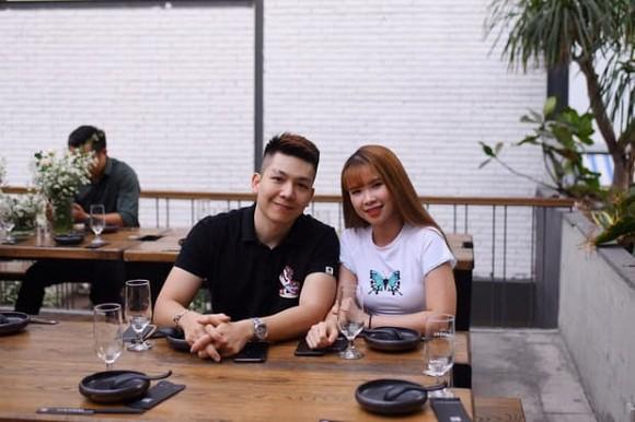 Đi đám cưới, Khởi My diện đồ giản dị trong khi Kelvin Khánh lộ thân hình phát tướng-4