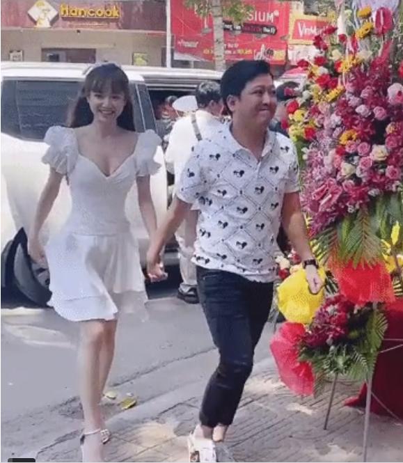 Cách thể hiện tình cảm đối lập của Trấn Thành và Trường Giang với vợ-6