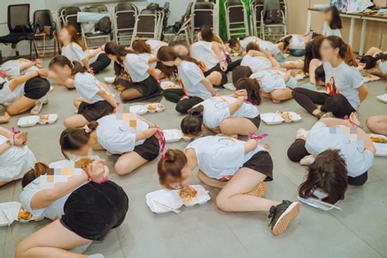 Hơn chục cô gái trói quặt tay, nằm bò ra sàn ăn cơm gây tranh cãi dữ dội MXH