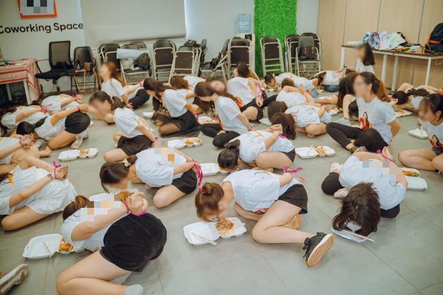 Hơn chục cô gái trói quặt tay, nằm bò ra sàn ăn cơm gây tranh cãi dữ dội MXH-1