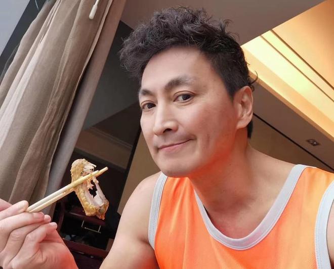 Triển Chiêu Hà Gia Kính bán rong biển kiếm triệu USD-2