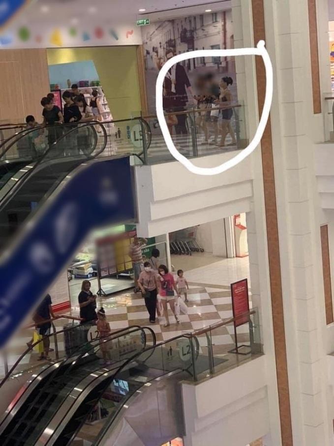 HOT nhất hôm nay: Áo hoa lá của cặp đôi mây mưa trong toilet trung tâm thương mại-2