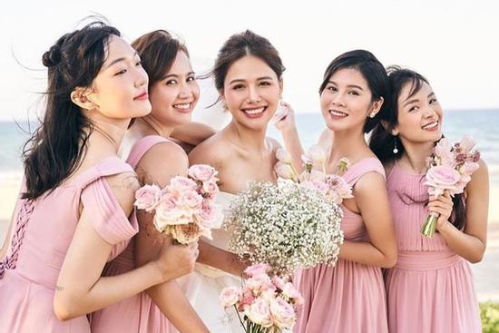 Dàn phù dâu toàn hot girl đời đầu trong lễ cưới Phanh Lee