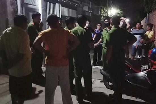 Nam thanh niên chặn đường đổ xăng đốt cháy con nợ