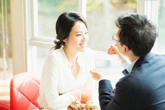 Cưới được vợ giàu, đêm tân hôn tôi kinh hãi nhìn cảnh tượng trên giường cưới