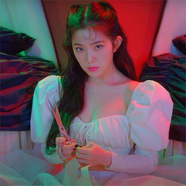 Đụng hàng Lisa cool ngầu nhưng Irene lại xinh như công chúa, vừa khoe được eo vừa lấp ló vòng 1 gợi cảm-5