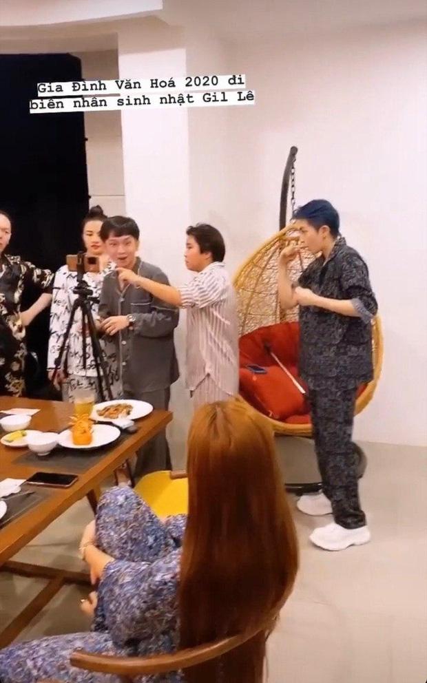 Hoàng Thuỳ Linh diện đồ ngủ đôi, dính như sam trong tiệc sinh nhật Gil Lê: Muốn giấu cũng khó!-1