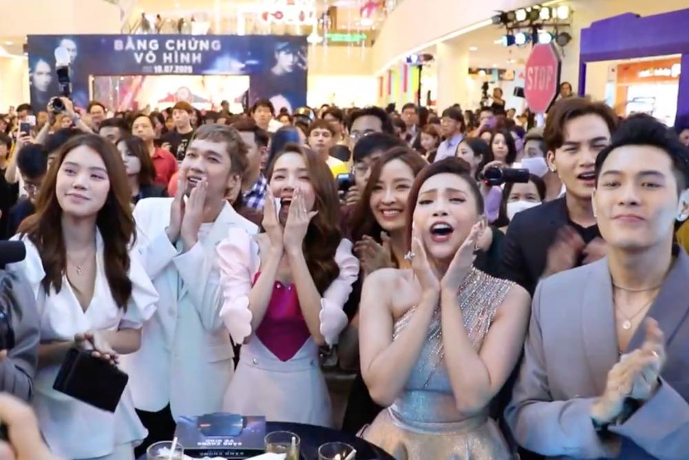 Nhã Phương lẻ bóng đến ủng hộ Ái Phương ra mắt phim mới-4