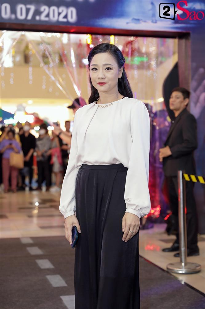 Nhã Phương lẻ bóng đến ủng hộ Ái Phương ra mắt phim mới-13