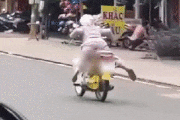 Clip: Nhân viên xe khách đánh người điều tiết giao thông, bị phản đòn liền trốn lên xe đóng chặt cửa-2