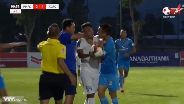 Hình ảnh gây sốc ở giải Hạng Nhất Quốc gia: HLV lao đến dí cùi chỏ, cầu thủ hùa vào bóp cổ đối phương-2