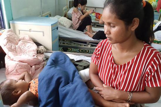 Uống rượu say, bố đá gãy chân con gái 3 tuổi rồi trốn vào rừng