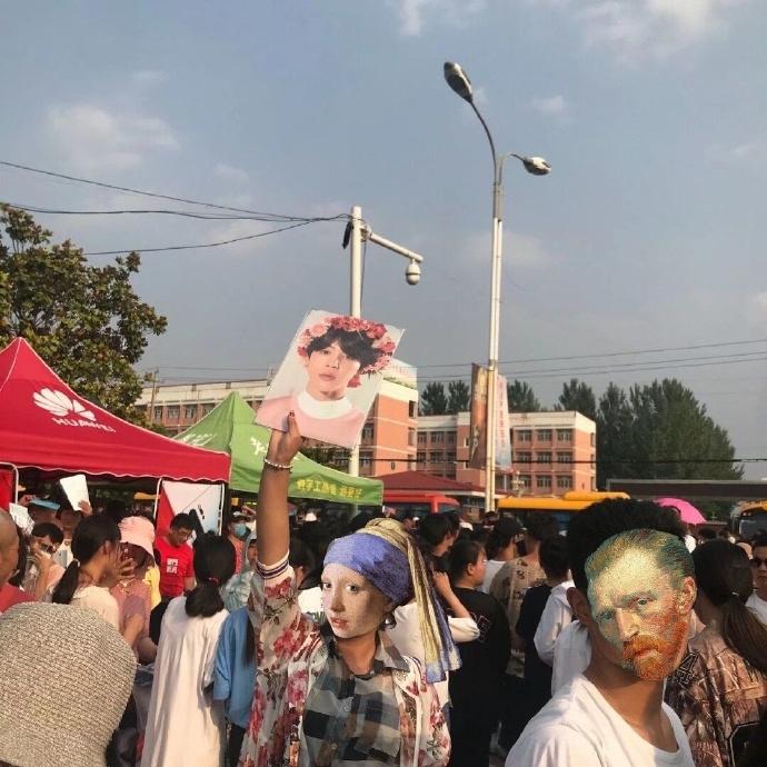 Giữa biển người, phụ huynh mang ảnh idol Kpop để tìm con đi thi đại học-2