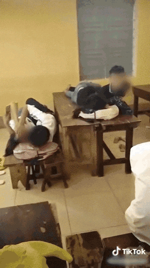 Nhóm học sinh rủ nhau kê bàn ghế nằm ôm ấp như ở nhà nghỉ, nhìn mà sốc-1