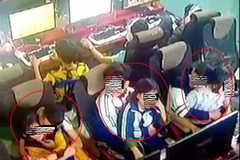 Nhóm học sinh rủ nhau kê bàn ghế nằm ôm ấp như ở nhà nghỉ, nhìn mà sốc-3