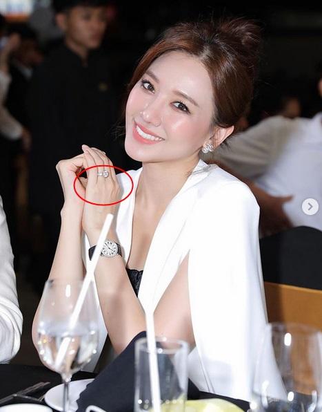 Sau Lệ Quyên đến lượt Hari Won chăm tạo dáng khoe nhẫn kim cương chồng tặng-3