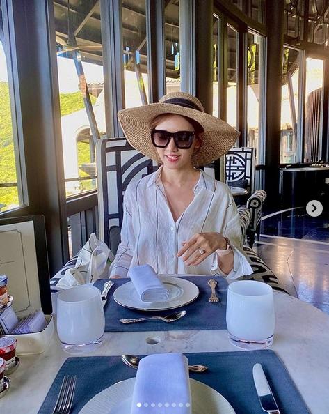 Sau Lệ Quyên đến lượt Hari Won chăm tạo dáng khoe nhẫn kim cương chồng tặng-7